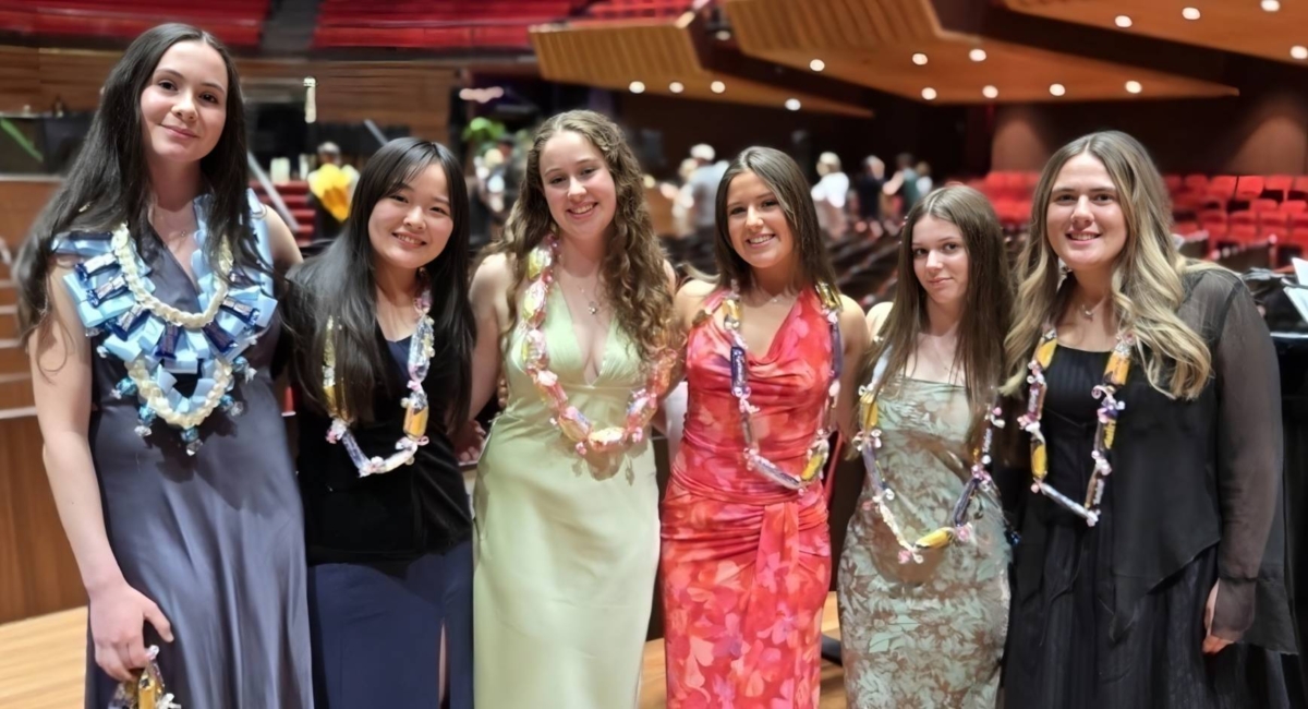 Papanui High School(クライストチャーチ)2025年卒業式で同級生と並ぶ弊社の日本人留学生