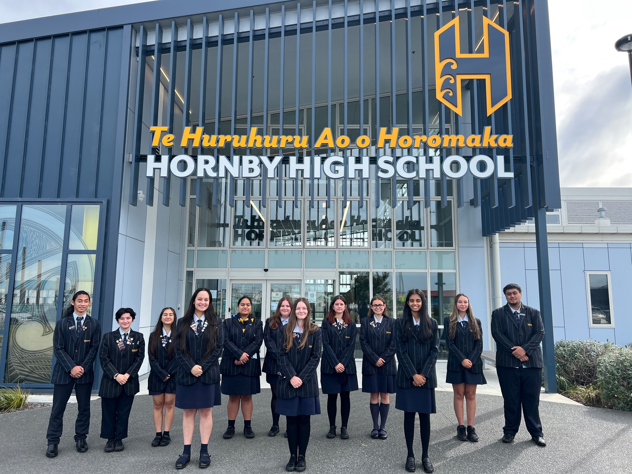 Hornby High Schoolの校舎前に立つ生徒たち